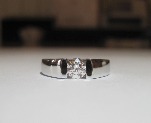 ご結婚周年に婚約指輪を記念リフォーム ジュエリーリフォーム 修理の専門店 大阪 豊中にあるre Switch