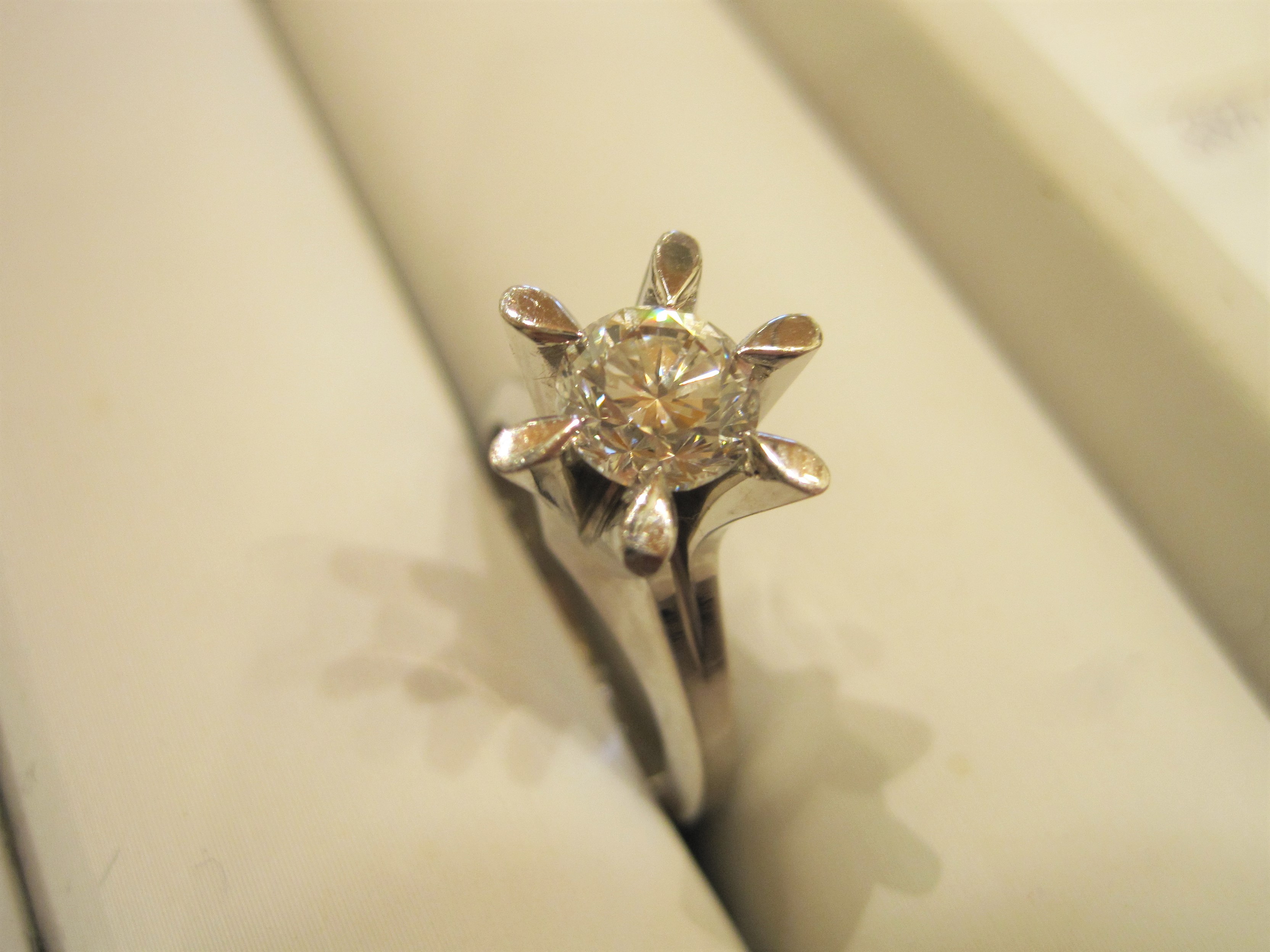 母の思い出の指輪の1カラットダイヤをリフォーム。 | ジュエリーリフォーム・修理の専門店｜大阪・豊中にあるRe:Switch