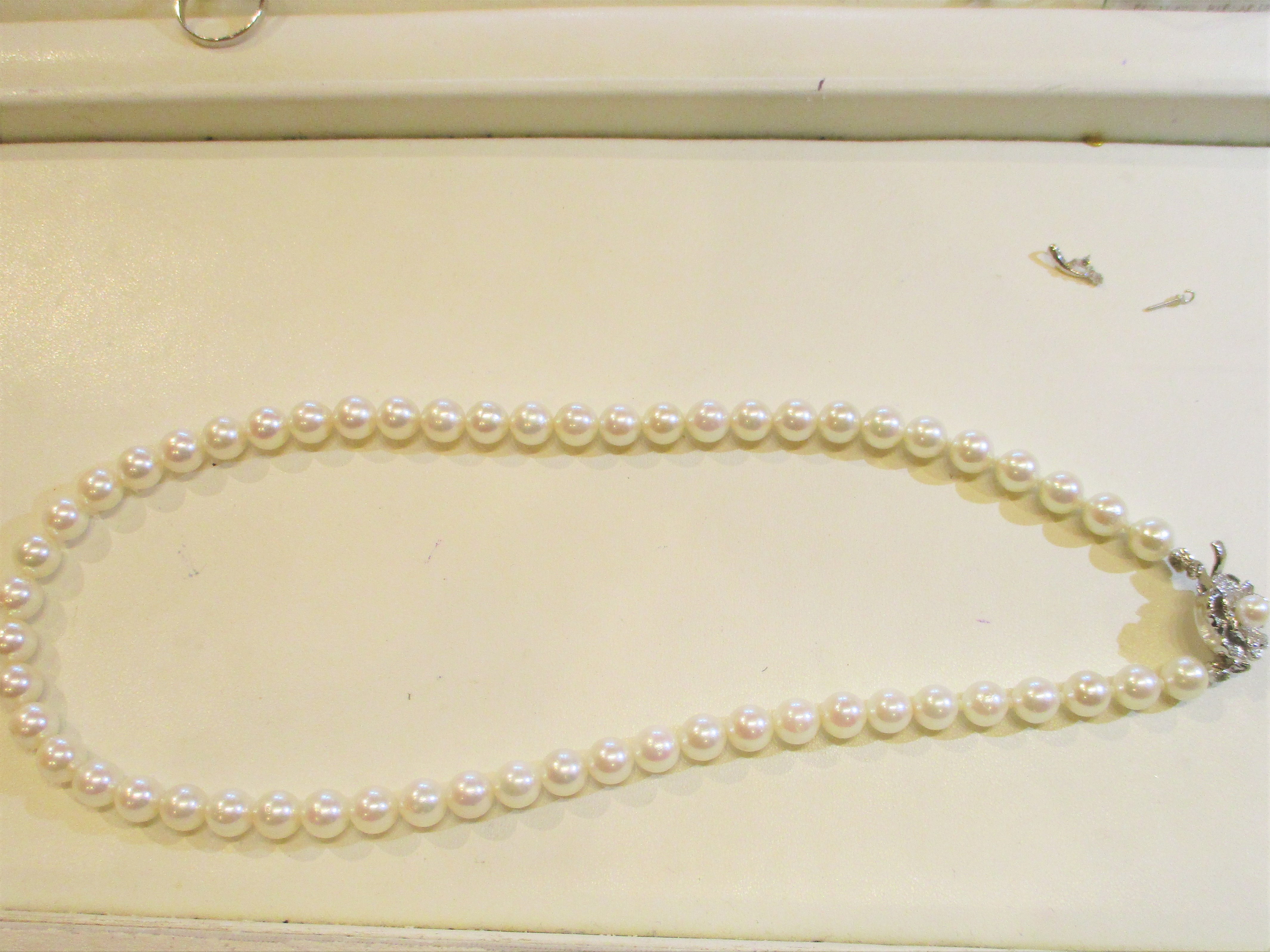 パールネックレスの長さを短くして残った珠でペンダントトップに…。 ジュエリーリフォーム・修理の専門店｜大阪・豊中にあるRe:Switch