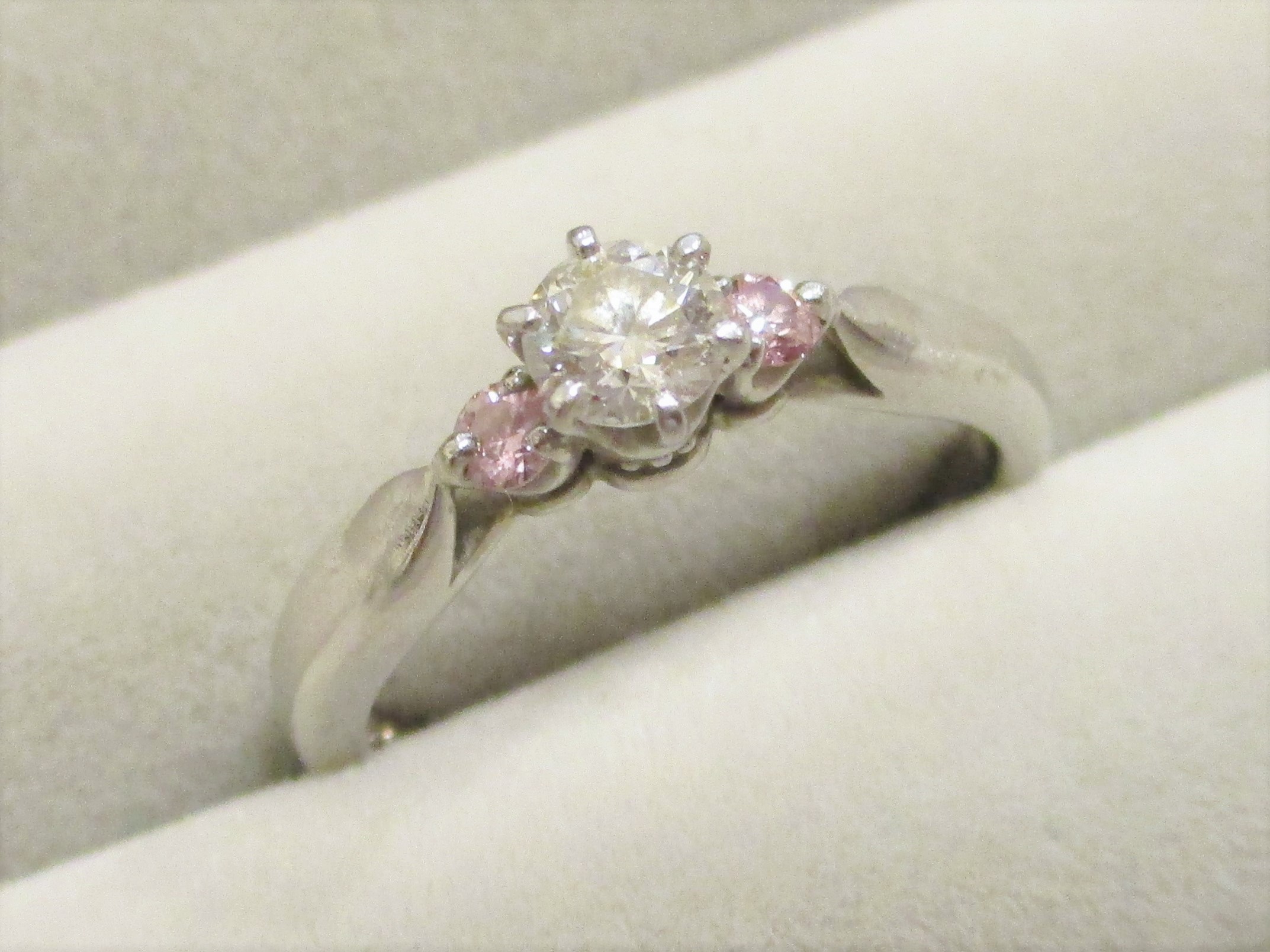 ピンクダイヤの脇石の指輪をネックレスに改作リフォーム | ジュエリーリフォーム・修理の専門店｜大阪・豊中にあるRe:Switch