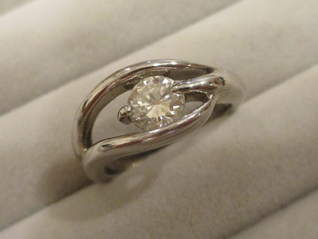 曲線のあるエレガントなネックレスにダイヤの指輪をリメイク | ジュエリーリフォーム・修理の専門店｜大阪・豊中にあるRe:Switch